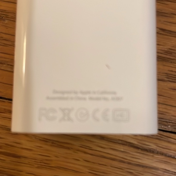 Apple White Remote Control, cables and plugs - Picture 7 of 11